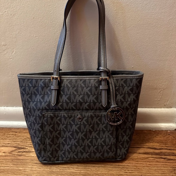 Micheal Kors purse - Picture 3 of 4
